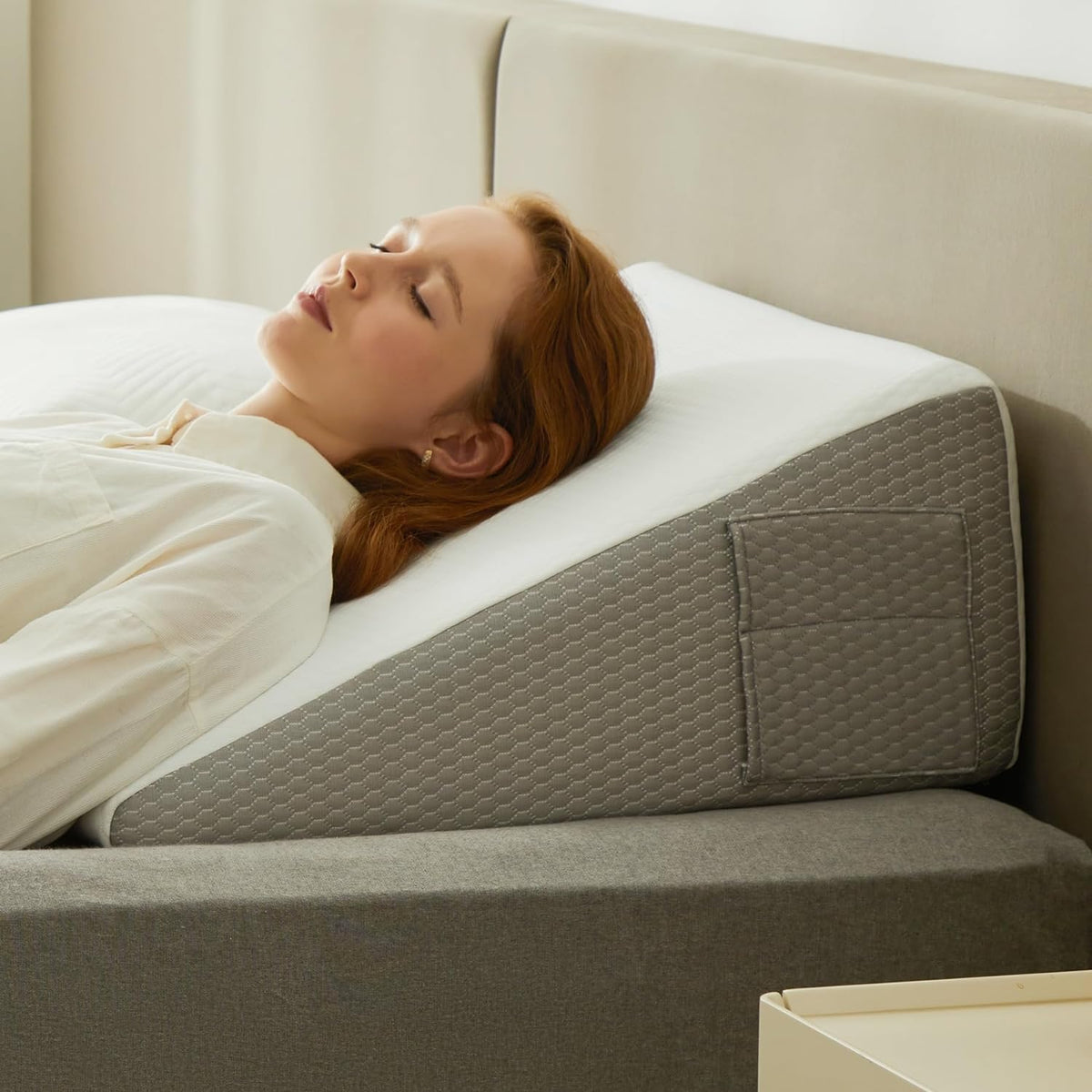 Coussin de lit incliné à mémoire de forme pour dormir le buste surélevé Image