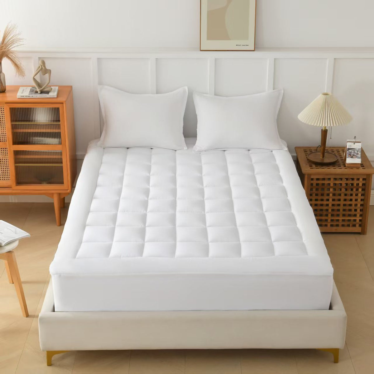 Surmatelas matelassé blanc sur un lit double Image